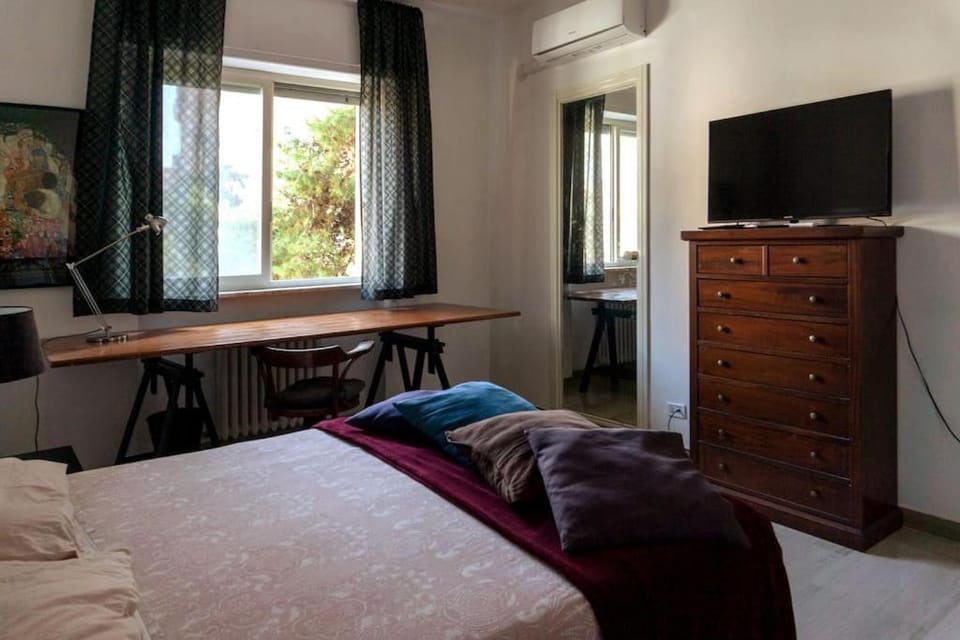 Bed, TV and multimedia, Photo of the whole room, Bedroom, hair dresser, air conditioner
