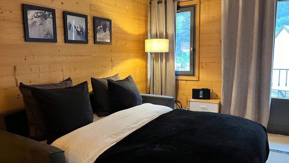 Bed, TV and multimedia, Photo of the whole room, Seating area, Bedroom