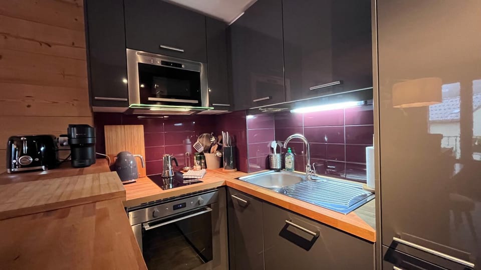 Coffee/tea facilities, Kitchen or kitchenette, dishwasher, microwave, oven, stove, toaster