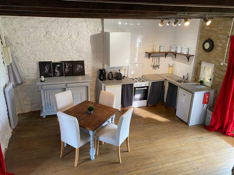 Kitchen or kitchenette, Dining area
