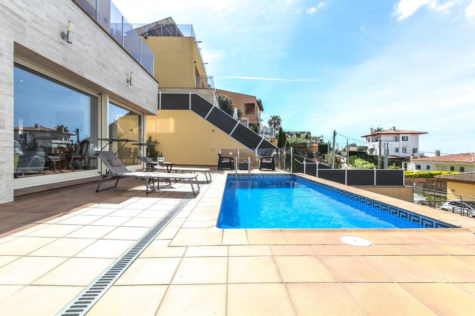Property building, Pool view, Swimming pool, sunbed