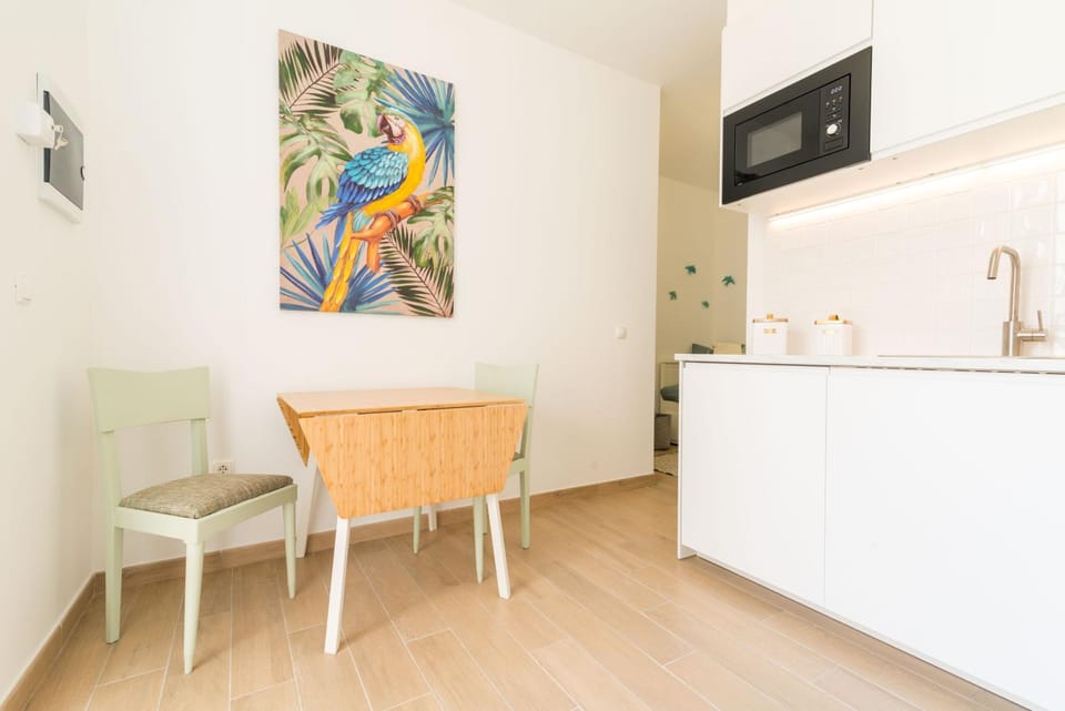 Kitchen or kitchenette, Dining area, minibar