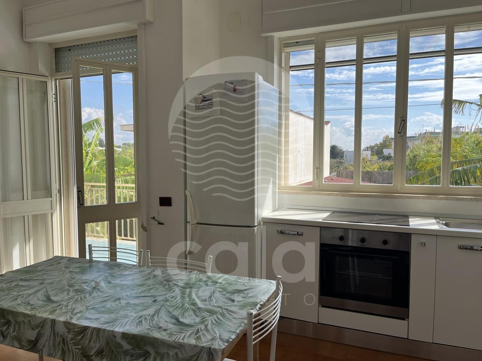 Kitchen or kitchenette, Dining area, oven, stove
