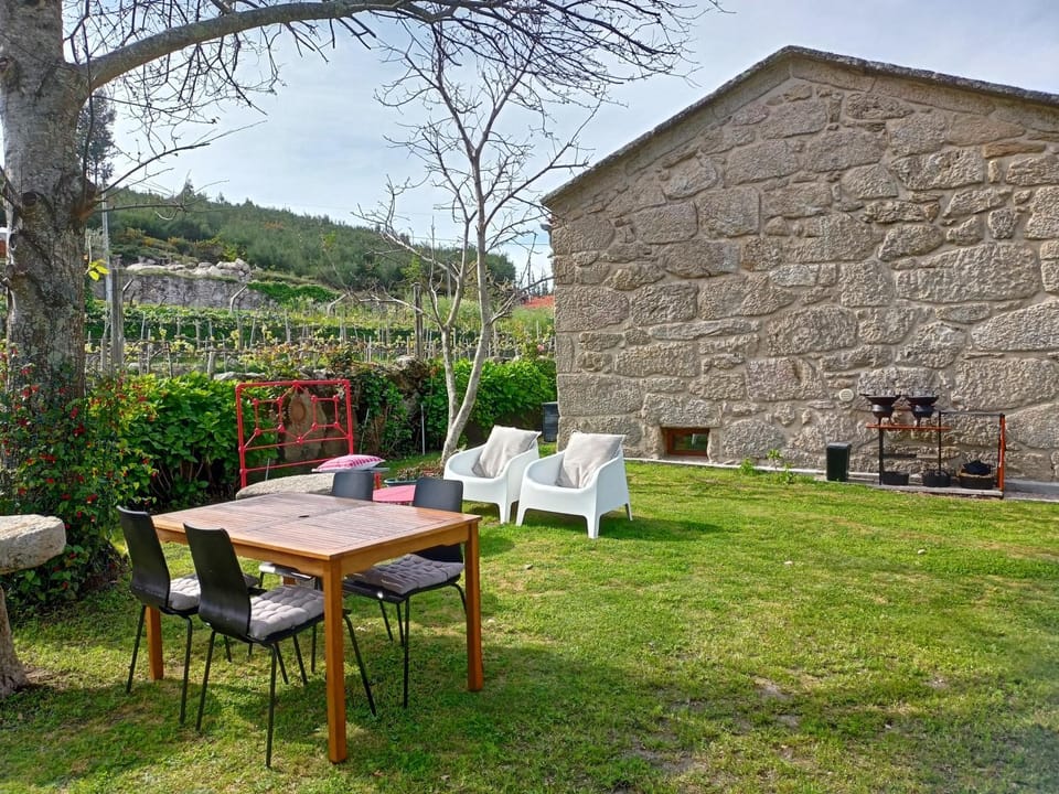 Property building, Patio, Spring, Day, Natural landscape, Garden, Balcony/Terrace, Dining area, Garden view, Mountain view
