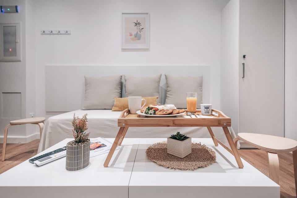 Bed, Dining area