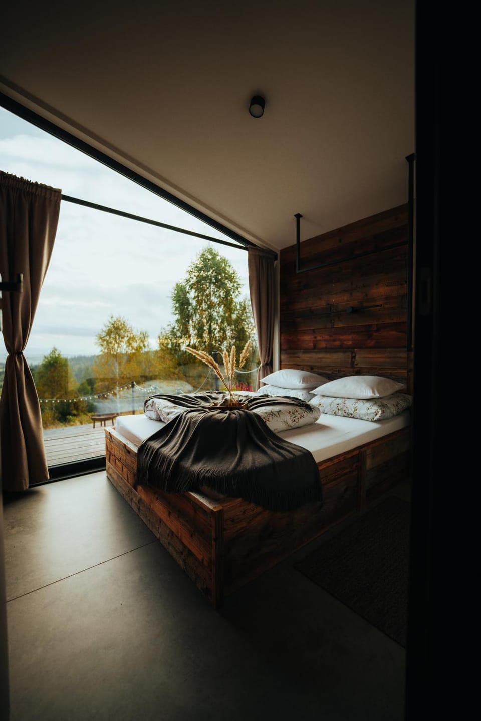 Bed, Natural landscape, Photo of the whole room, Bedroom
