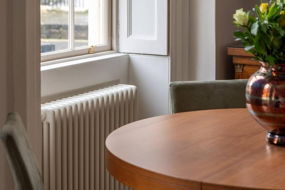 Russell House Suites Apartment in Bath