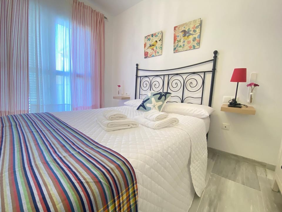 Bed, Bedroom, towels