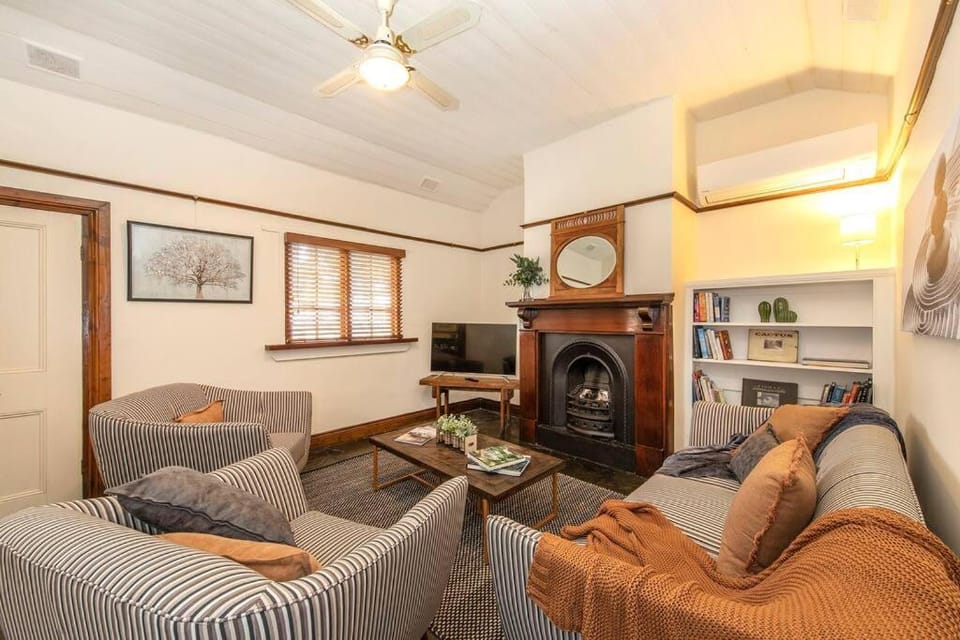 Willunga Cottage- Sleeps 6 Pool House in Willunga