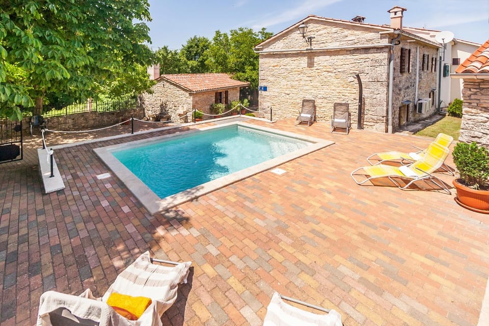 Property building, Patio, Day, Pool view, Swimming pool, sunbed