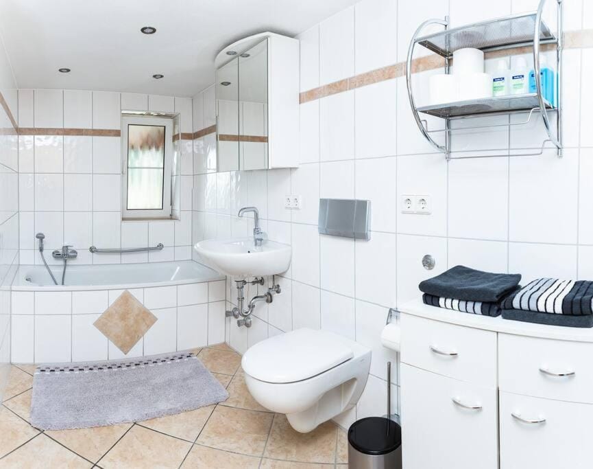 Shower, Toilet, Bathroom, Bath, towels