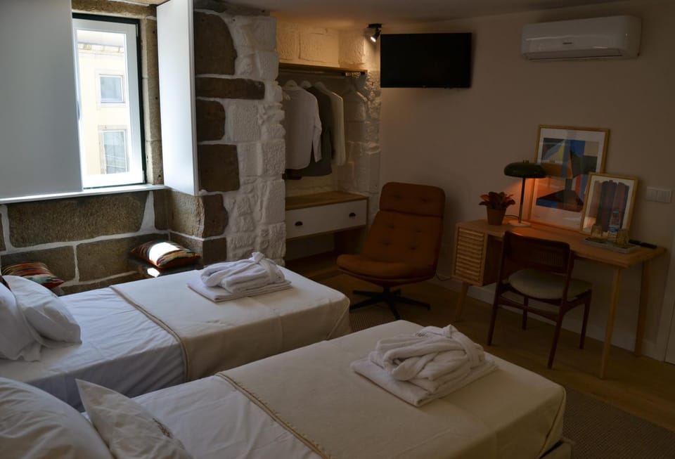 Bed, TV and multimedia, Bedroom, towels