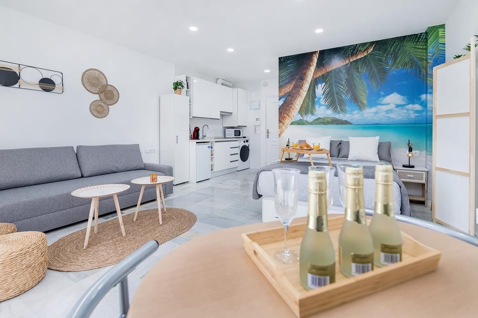 Kitchen or kitchenette, Living room, Seating area, minibar