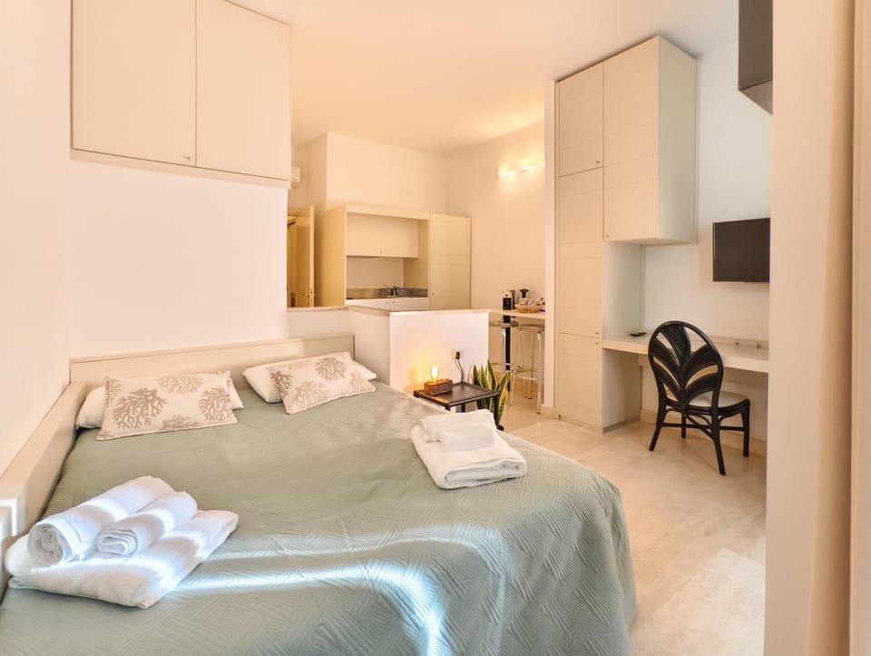 Bed, TV and multimedia, Living room, Bedroom, towels, wardrobe