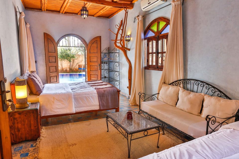 Bed, Living room, Photo of the whole room, Seating area, Bedroom