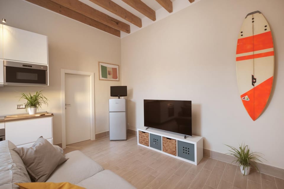 TV and multimedia, Kitchen or kitchenette, Living room, Seating area