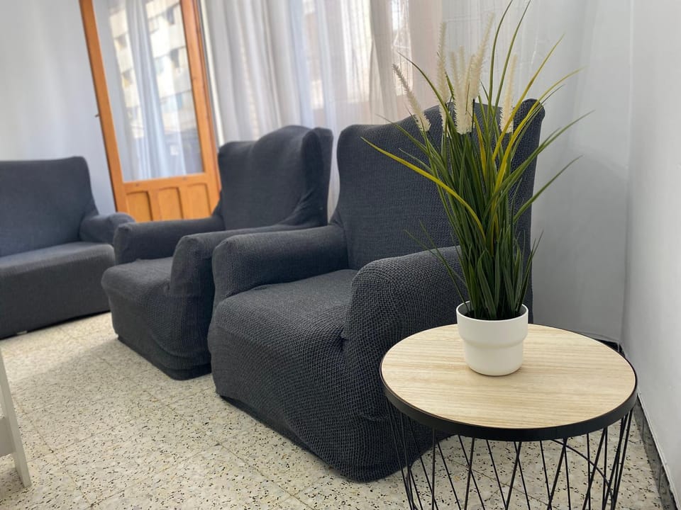 TV and multimedia, Living room, group of guests, internet