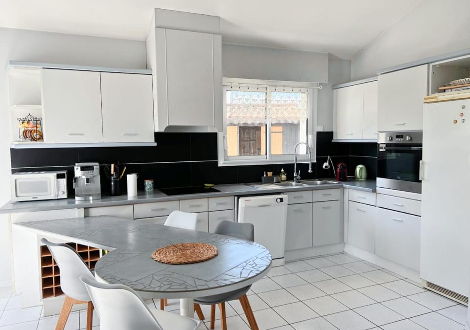 Coffee/tea facilities, Kitchen or kitchenette, Dining area, dishwasher, minibar, pet friendly, stove, toaster
