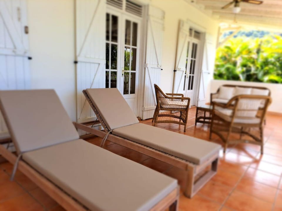 Patio, Day, sunbed