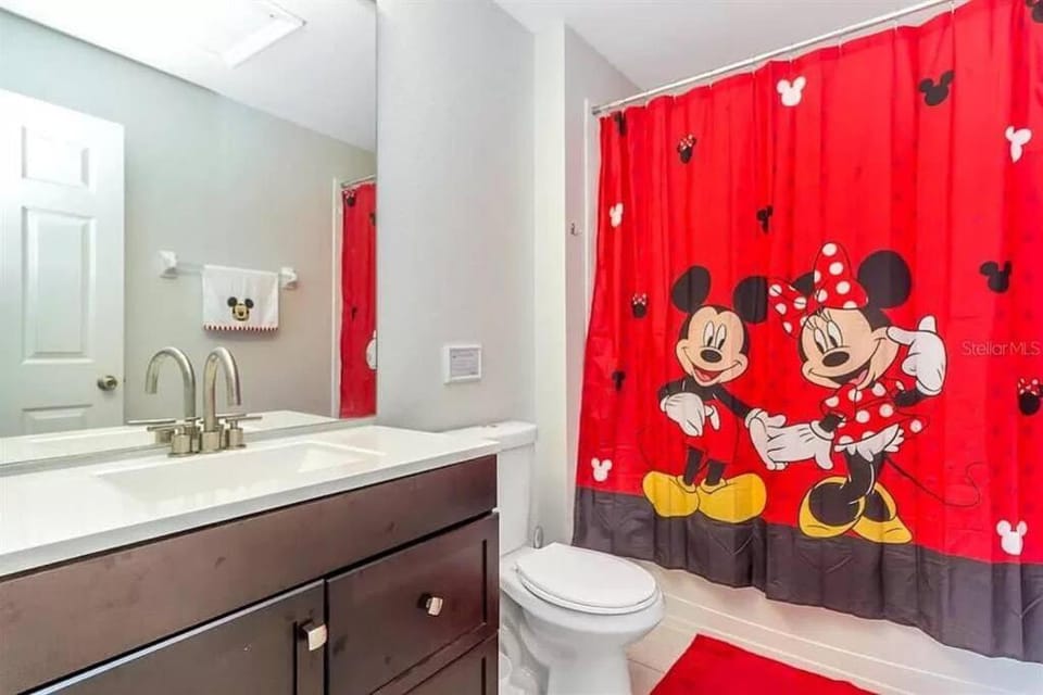 Minutes to Disney, Free Water Park & Private Pool House in Windsor Hills