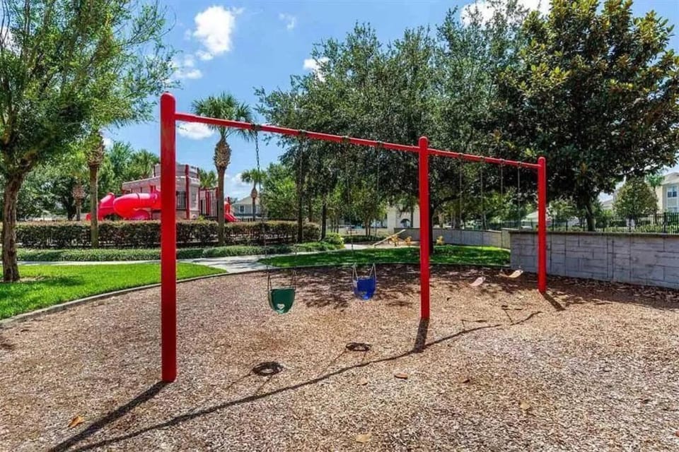 Minutes to Disney, Free Water Park & Private Pool House in Windsor Hills