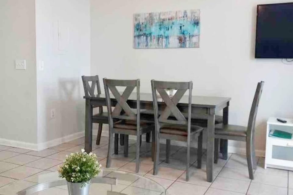 Minutes to Disney, Free Water Park & Private Pool House in Windsor Hills