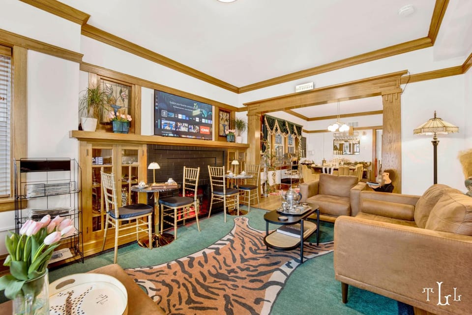 Communal lounge/ TV room, TV and multimedia, Living room, Seating area, Evening entertainment