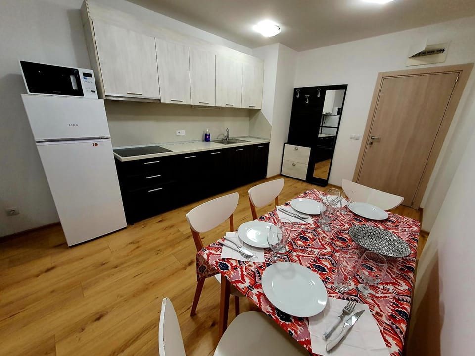 Kitchen or kitchenette, Dining area, minibar, stove