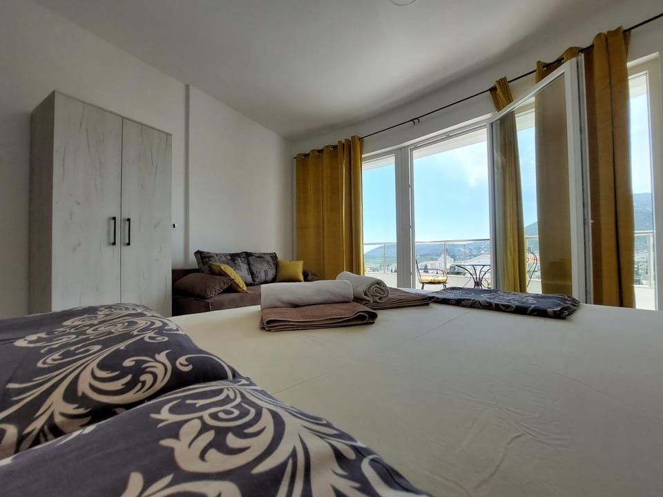 Bed, Photo of the whole room, towels