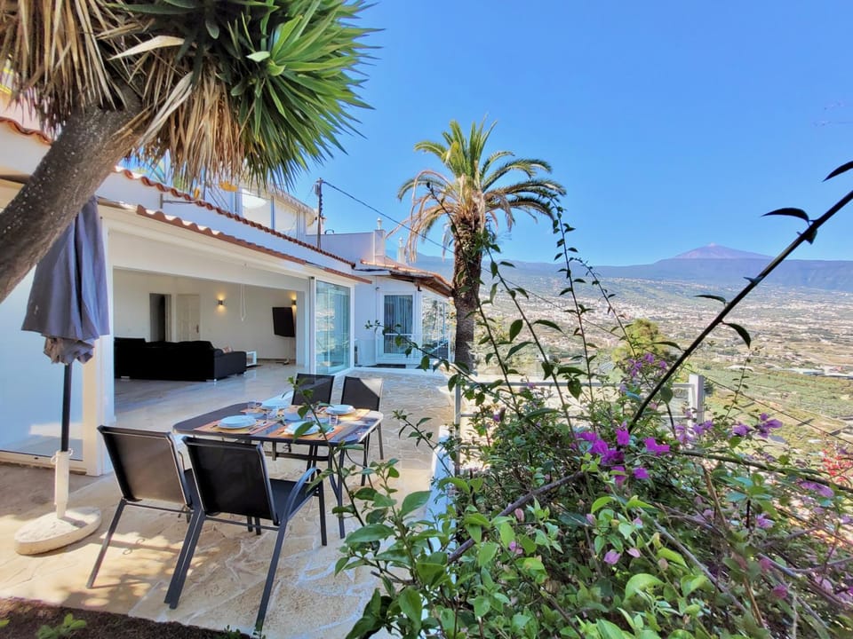 Property building, Natural landscape, Garden, View (from property/room), Balcony/Terrace, Dining area, Landmark view, Mountain view