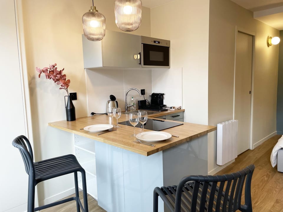 Coffee/tea facilities, Kitchen or kitchenette, Dining area, minibar