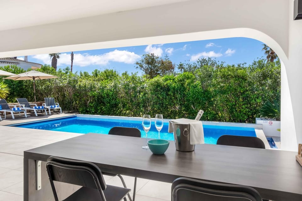 Dining area, Swimming pool, sunbed