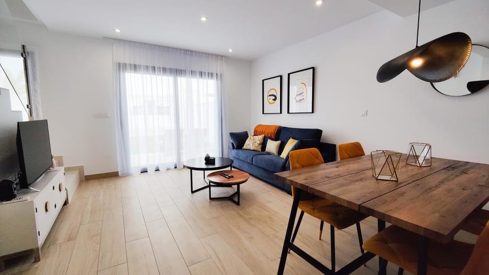 TV and multimedia, Seating area, Dining area