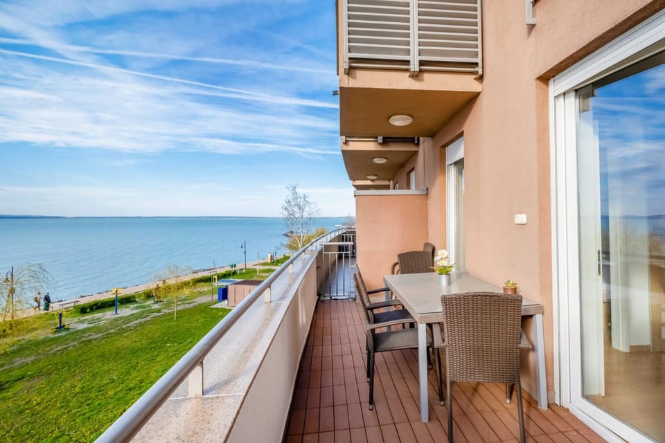 Balcony/Terrace, Balcony/Terrace, Lake view