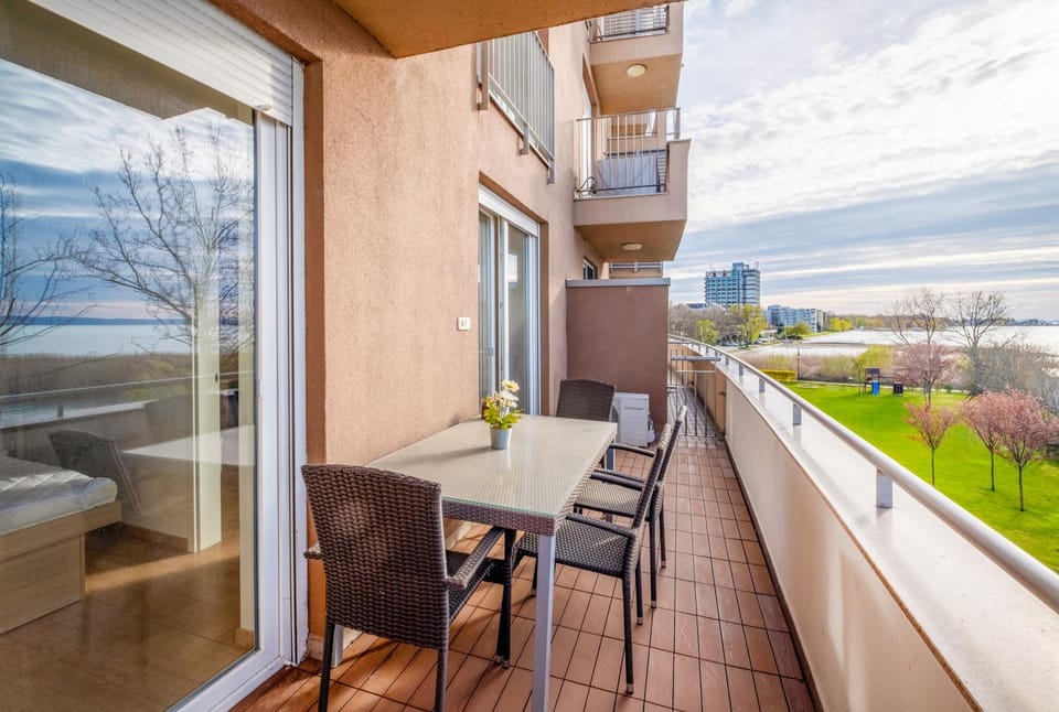Property building, Balcony/Terrace, Balcony/Terrace