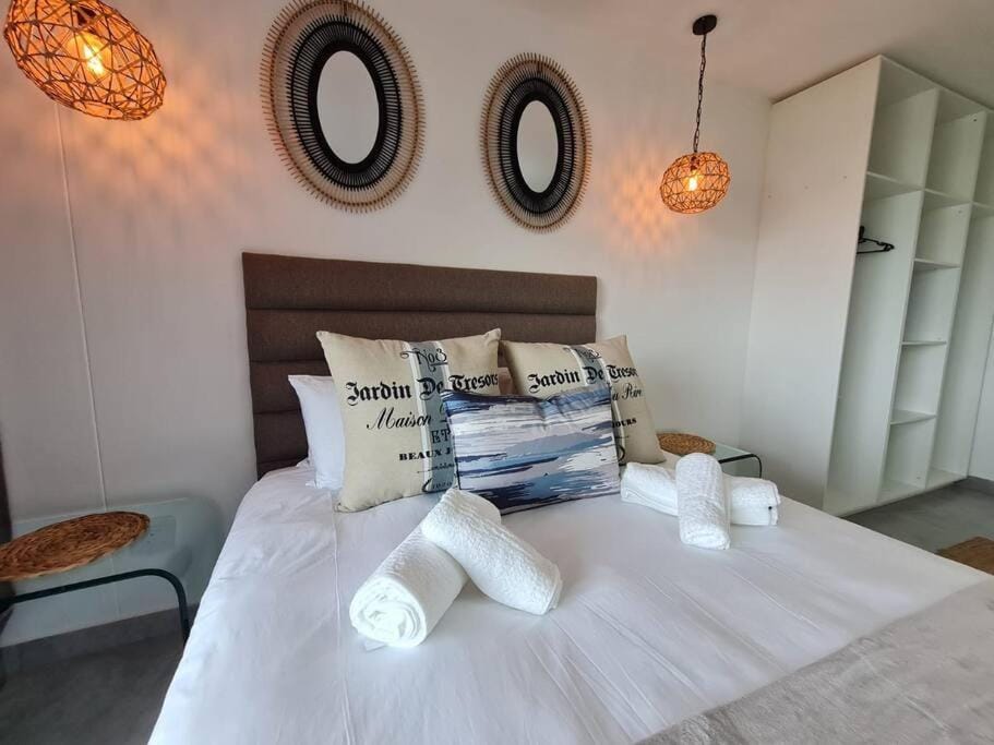 Bed, Bedroom, Garden view, Garden view, hair dryier, towels