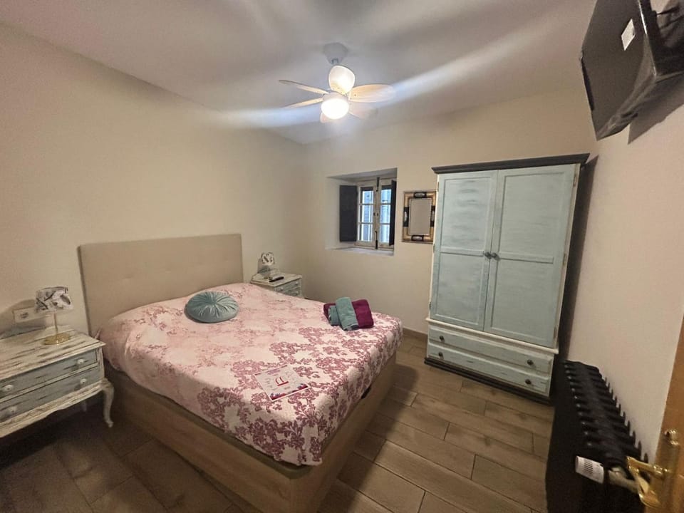 Bed, TV and multimedia, Bedroom, wardrobe