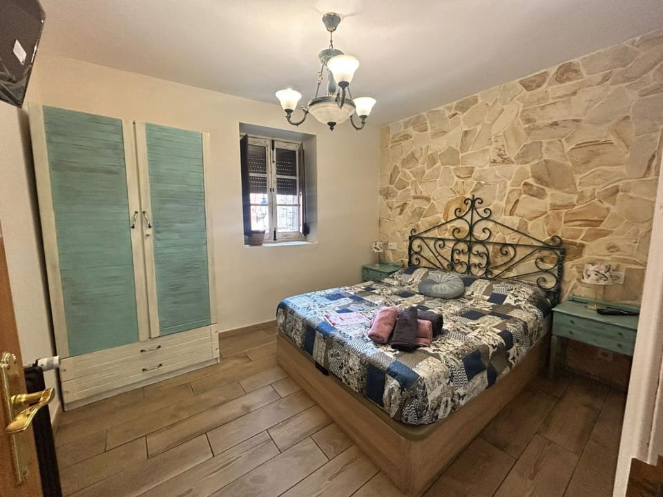 Bed, TV and multimedia, Bedroom, wardrobe
