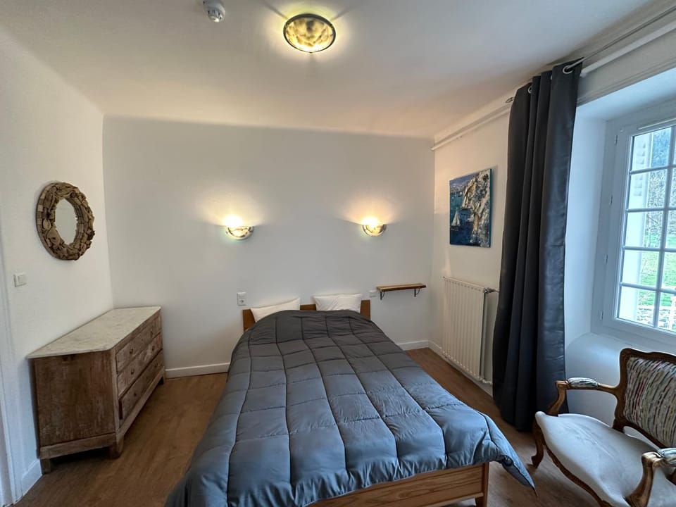 Photo of the whole room, Bedroom