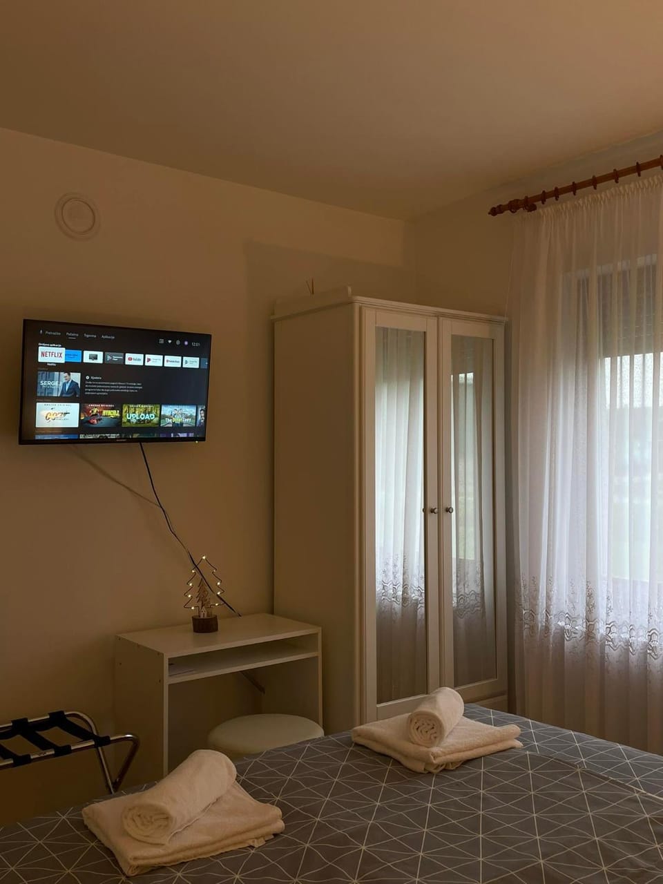 Bed, TV and multimedia, Photo of the whole room, Bedroom, towels