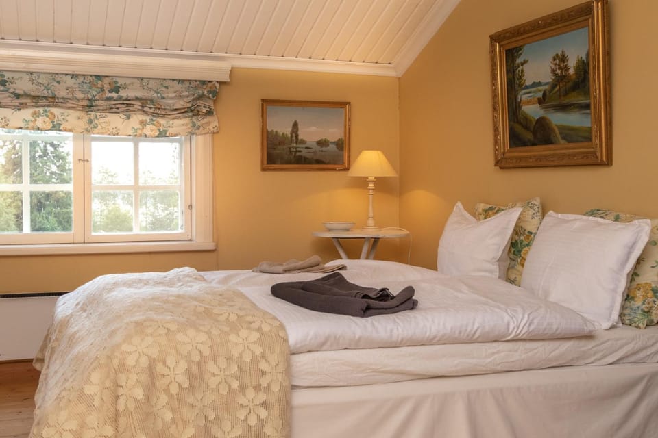 Property building, Bed, Bedroom, towels