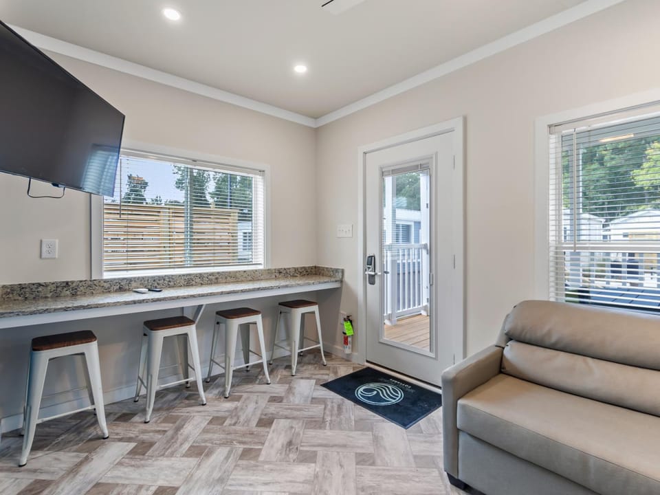 Kitchen or kitchenette, Living room, Seating area, Dining area