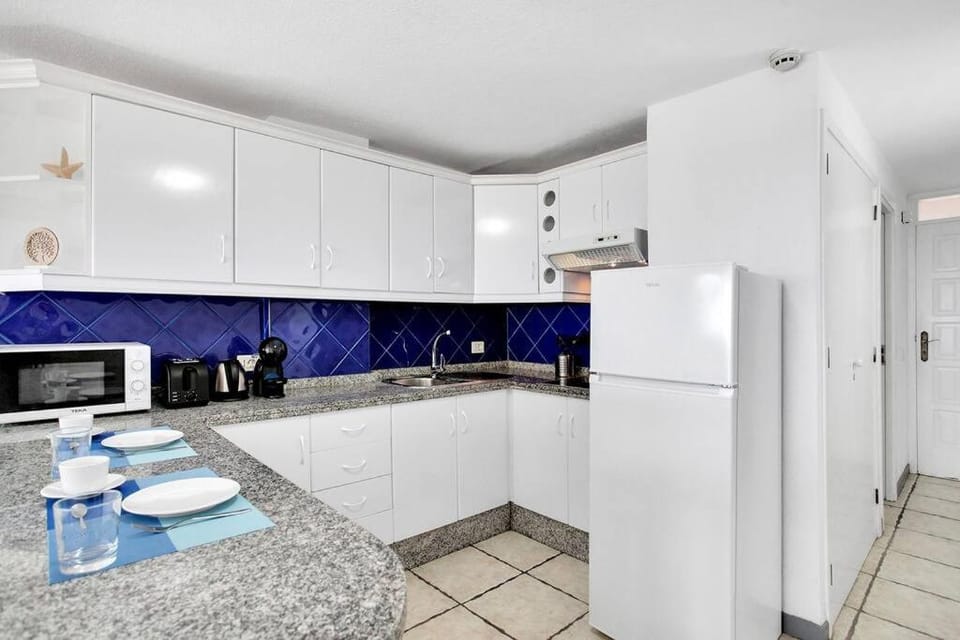 Kitchen or kitchenette, minibar, stove, toaster