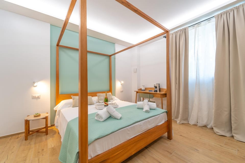 Bed, Bedroom, towels