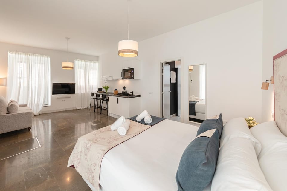 Communal lounge/ TV room, Bed, TV and multimedia, Living room, Photo of the whole room, Seating area, Bedroom