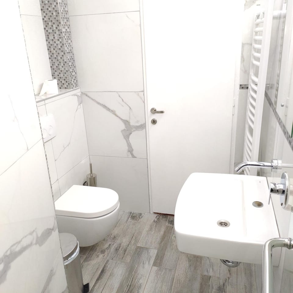 Seafront Apartment - Sleeps 13 - Parking - Balcony Apartment in Thessaloniki