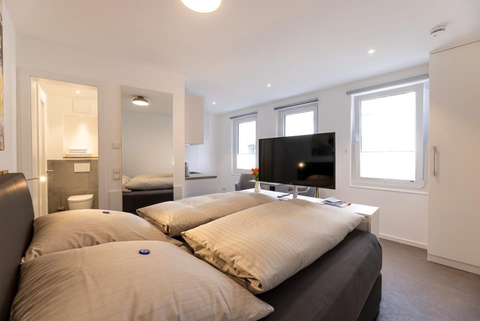 Bed, TV and multimedia, Seating area, Bedroom