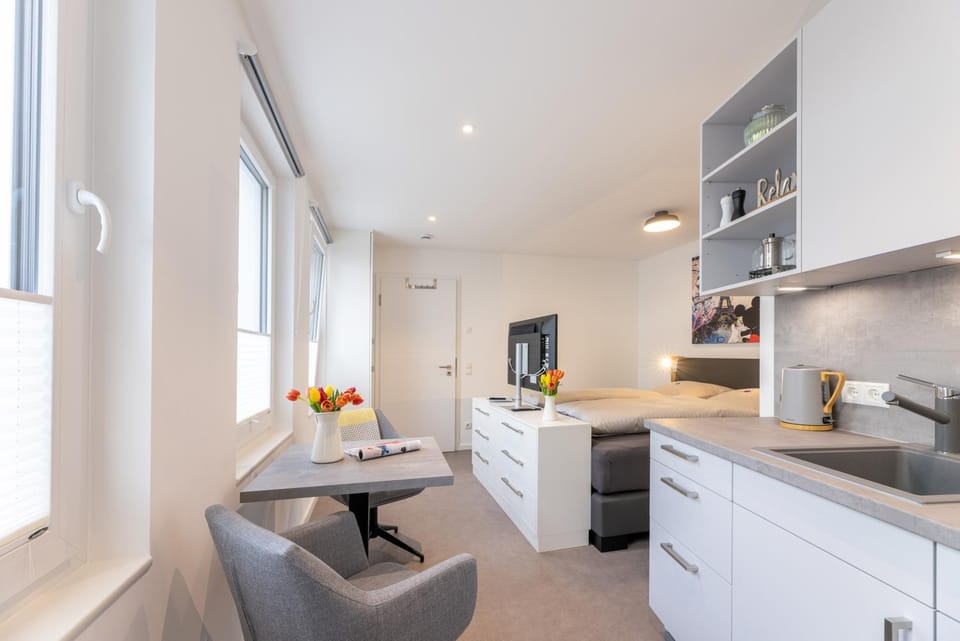 Kitchen or kitchenette, Living room, Seating area, Dining area, stove