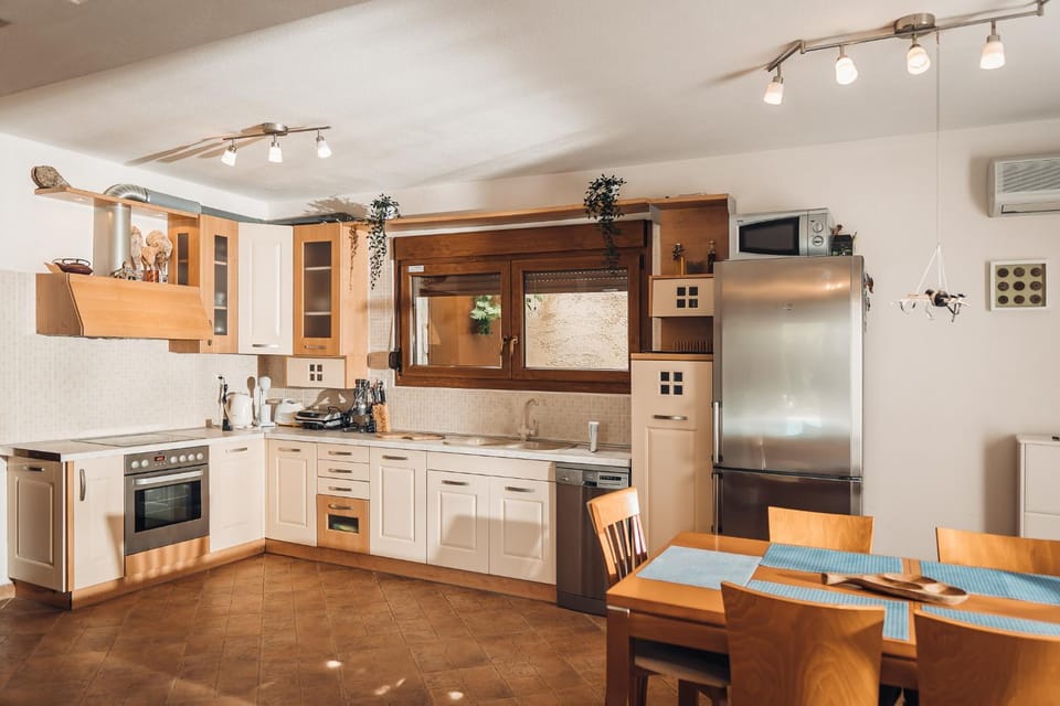 Kitchen or kitchenette, Dining area, dishwasher