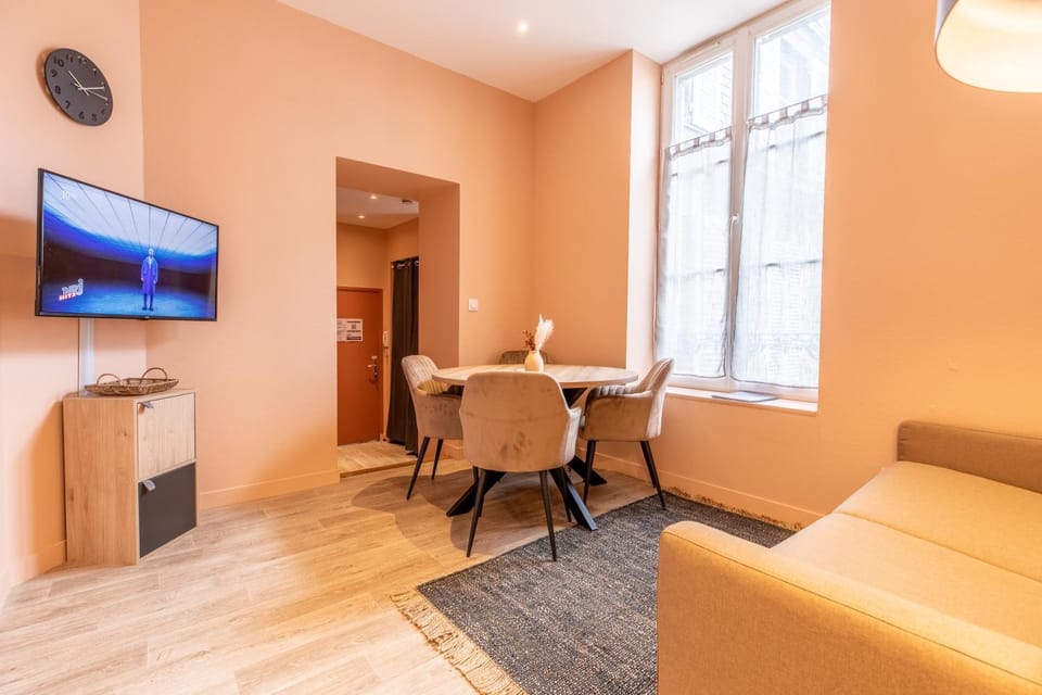 TV and multimedia, Living room, Seating area, Dining area